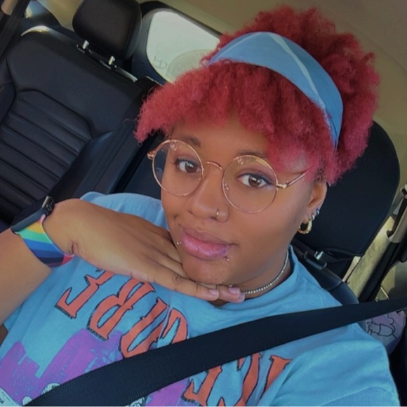 Meet your Posher, Vivica - Picture 1 of 1